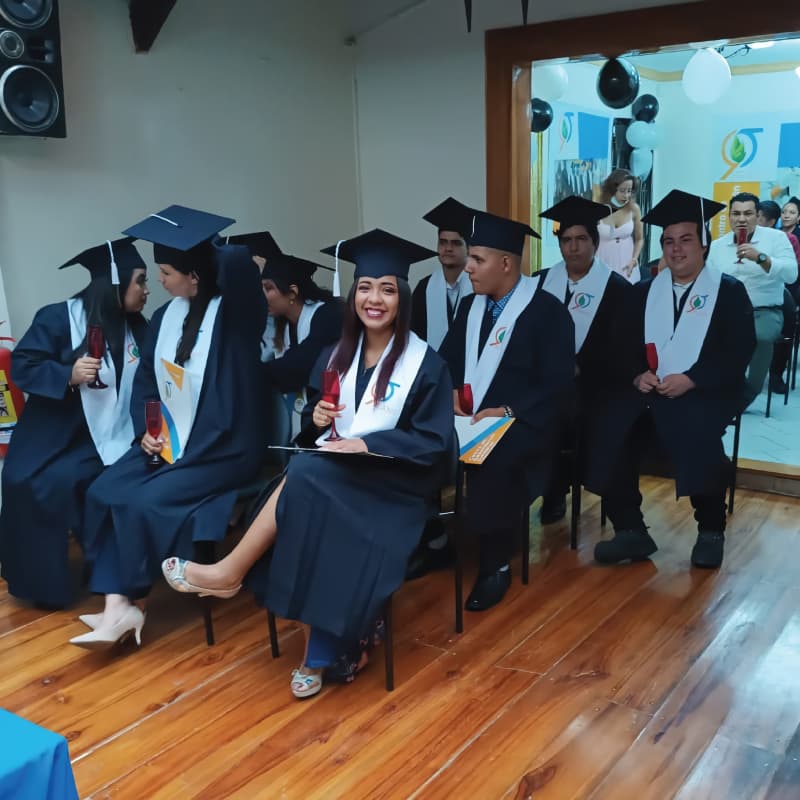 Estudiantes de praxis graduandose