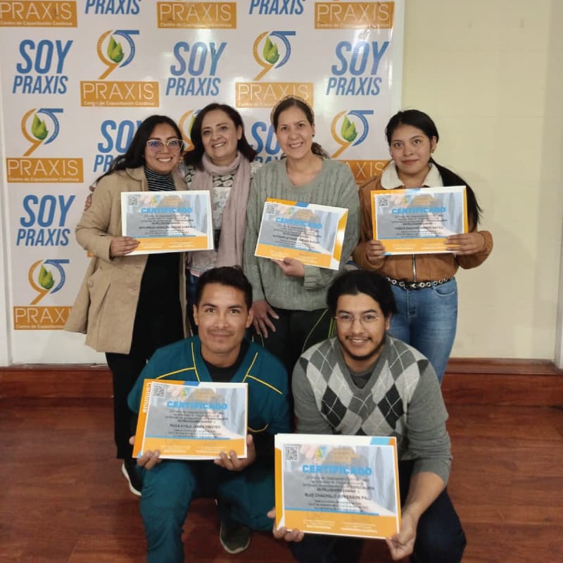 Estudiantes de praxis con certificado sonriendo